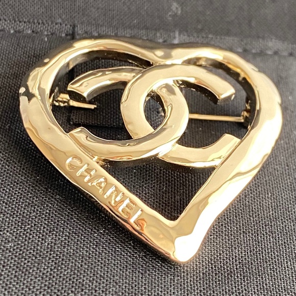 CHANEL 2022P GOLDEN TONE HEART METAL BROOCH WITH CC LOGO - Picture 11 of 16